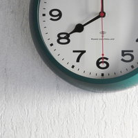 8時をお知らせする電波時計の壁掛けアナログ時計の写真