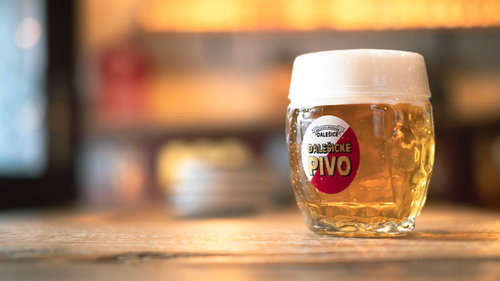 泡の分量が絶妙なテーブルに置かれたチェコビール