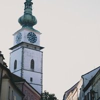 チェコ共和国トルシェビーチ市の白い時計台の写真