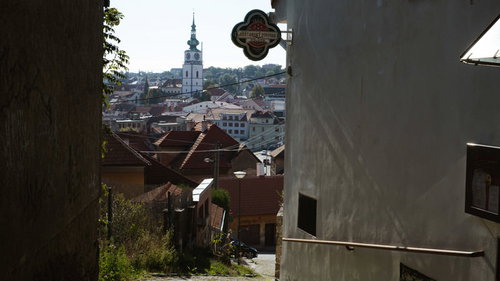 チェコのトルシェビーチ市、時計台を望む石造りの路地裏