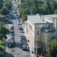 ホップの名産地、チェコのジャテツ市街の白い建物と住宅地風景の写真
