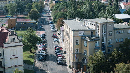 ホップの名産地、チェコのジャテツ市街の白い建物と住宅地風景