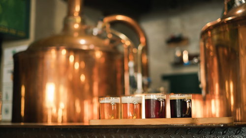 本場チェコの色の違うビール、銅製の醸造タンクを背景にした飲み比べ