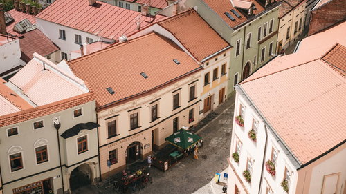 ズノイモ市の石畳の通りに並ぶオープンカフェ（チェコ共和国）
