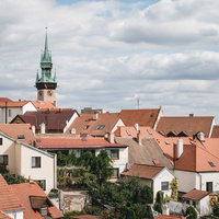 ズノイモ市街と時計台、赤瓦屋根の街並み（チェコ共和国）の写真