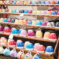 チェコ・ズノイモ市の出店で売られるカラフルな陶器カップの写真