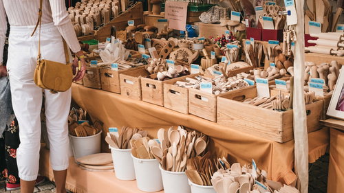 チェコ・ズノイモ市の調理道具店の出店風景