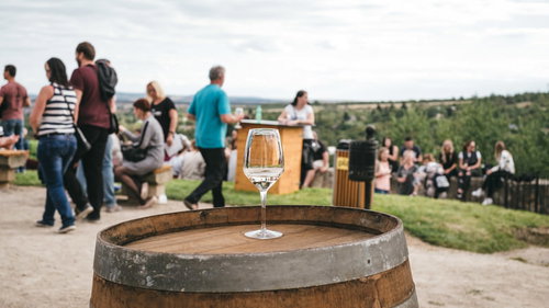 チェコ・ズノイモ市ワイン祭りで樽の上に置かれたワイングラス