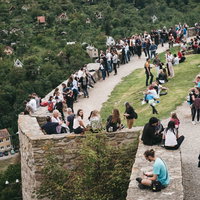 開催中のワイン祭りで賑わうズノイモ市の広場と人々（チェコ）の写真