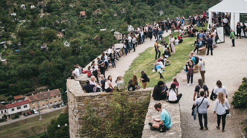 開催中のワイン祭りで賑わうズノイモ市の広場と人々（チェコ）