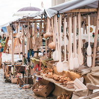 チェコのズノイモ市で開催される野外市の調理器具屋の写真