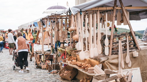 チェコのズノイモ市で開催される野外市の調理器具屋