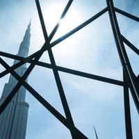 格子越しに見る超高層ビル（ドバイ）の写真