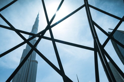 格子越しに見る超高層ビル（ドバイ）