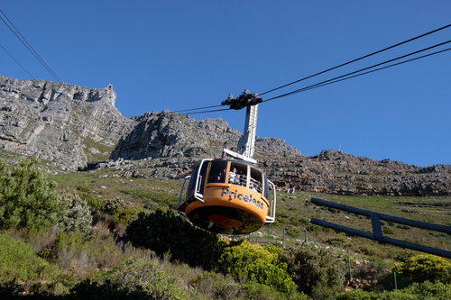 南アフリカ・ケープタウンのテーブルマウンテンへと続くロープウェイ