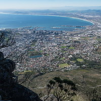 ケープタウンと遠くまで続く海岸線を高台から望むパノラマ景観（南アフリカ）の写真