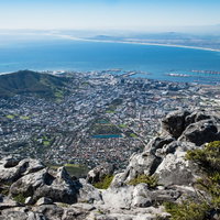 テーブルマウンテン頂上から眼下に望むケープタウンのパノラマビューの写真