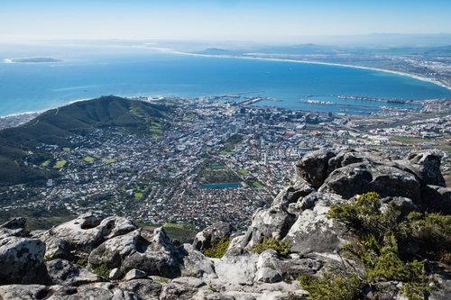 テーブルマウンテン頂上から眼下に望むケープタウンのパノラマビュー