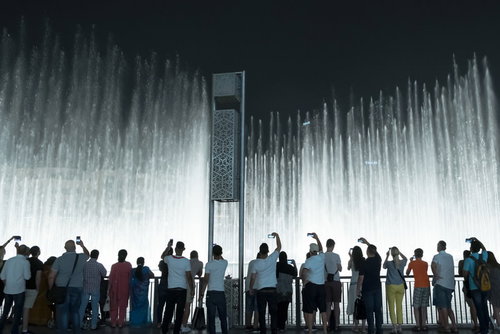 ドバイ ファウンテンを見に来た夜の観光客たち