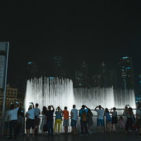 ドバイモールと高層ビル群の外観の写真