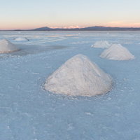 ウユニ塩湖の塩採掘現場に積み上がる塩の山の写真