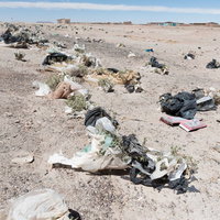 ウユニ市「列車の墓場」で観光客が捨てたゴミの山の写真