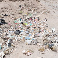 ウユニ市の観光地に散乱するポイ捨てゴミと環境汚染の写真