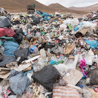 ウユニ市の廃棄物処理場に積み上げられたゴミの写真