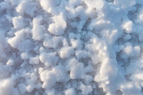 ウユニ塩湖で採取した塩の結晶の鉱物標本の写真
