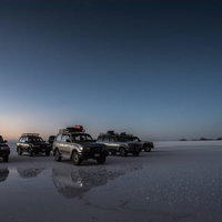 ウユニ塩湖で観光客が乗る4WD車の夜間集合の写真
