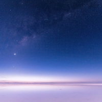 ウユニ塩湖に映る満天の星空と金星、銀河、天の川の写真