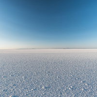 乾季のウユニ塩湖の広大な塩原と澄み切った青空の写真