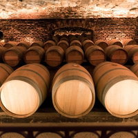ワイナリーの樽貯蔵庫に並ぶワイン樽の木製酒樽の写真
