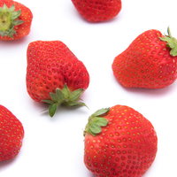 白背景に無造作に並べられたひのしずく（苺）の写真