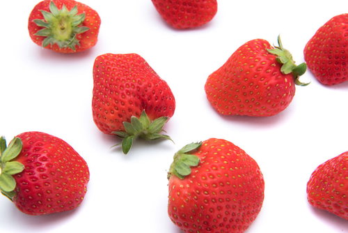 白背景に無造作に並べられたひのしずく（苺）