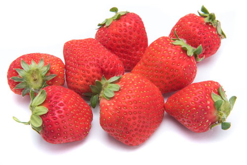 大きさの違う赤く熟した苺ひのしずく8個の並べ撮り