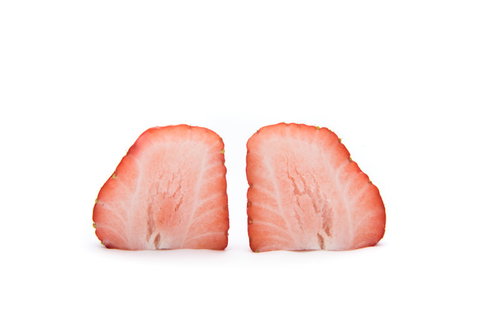 ひのしずく（苺）の断面を横から撮影した新鮮なイチゴ