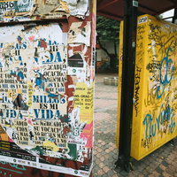 落書きが酷いバス停（コロンビア）の写真