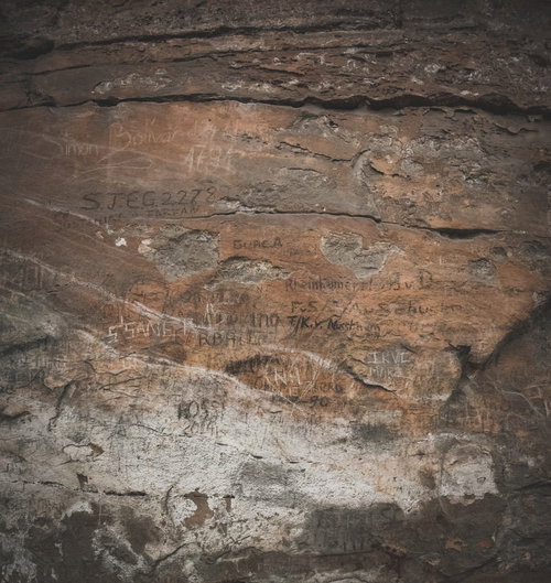 テーブルマウンテンの岩壁に描かれた落書き文字（ベネズエラ）