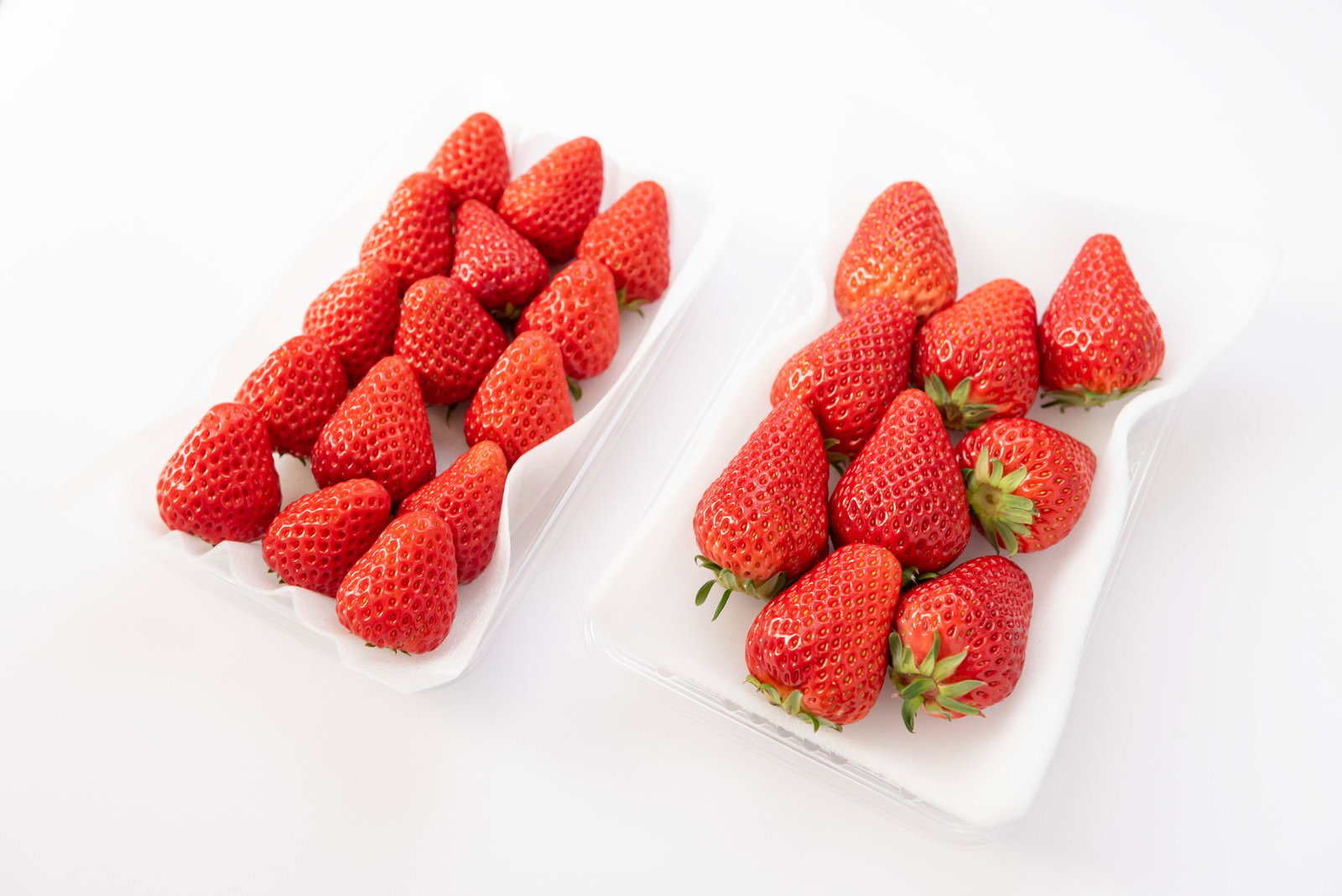 白い皿に赤く熟した新鮮ないちごが美しく盛り付けられている