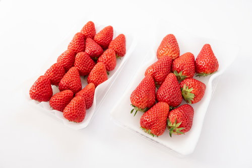 紅ほっぺの大玉と中玉を白い皿に盛り付けたいちごのサイズ比較