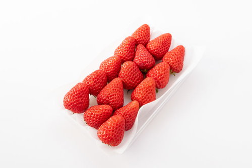 きれいに並べられた紅ほっぺ（苺）の中玉