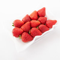 小粒のあまおう苺がぎっしり詰まったパックの写真
