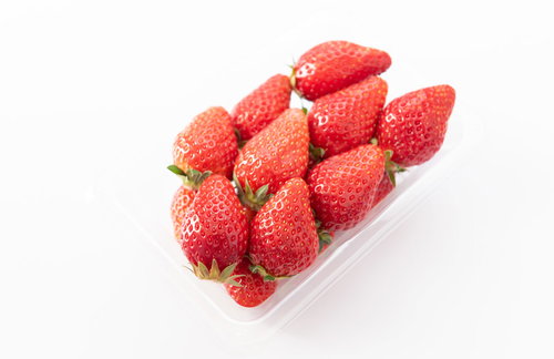 透明容器に詰まった完熟とちおとめいちご、栃木県産の新鮮な赤い苺