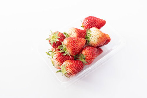 白い容器に入った未熟なとちおとめいちごの新鮮フルーツ