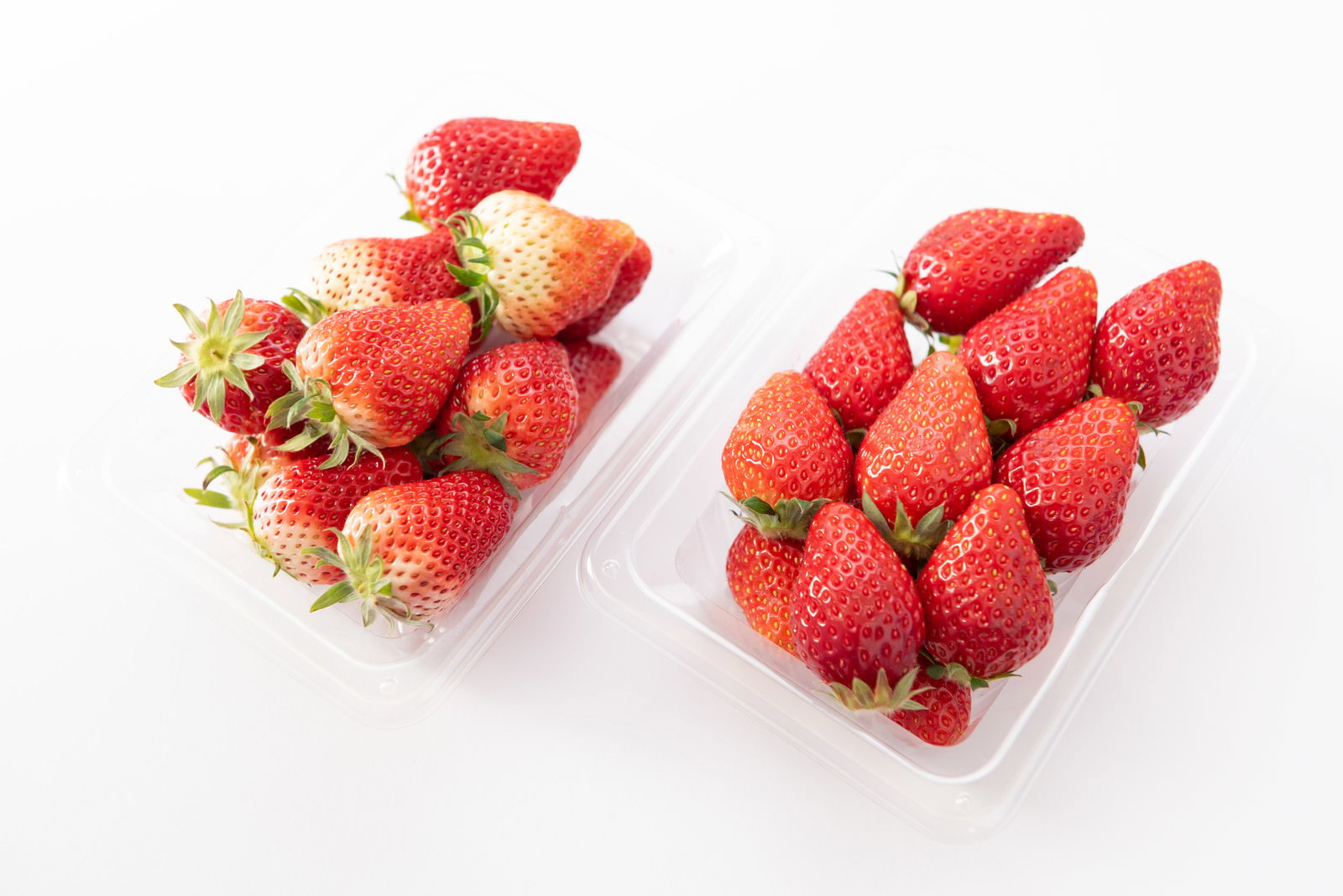透明パックに入った赤く熟した完熟いちご（とちおとめ）