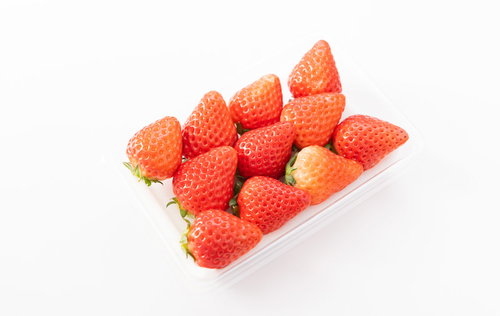 艶々のさがほのかいちご、透明パックに並んだ新鮮な赤い苺