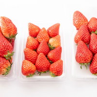 パックで売られていた3品種の苺を比較（章姫、さがほのか、紅ほっぺ）の写真