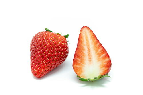 紅ほっぺ（苺）の断面と丸ごとの比較