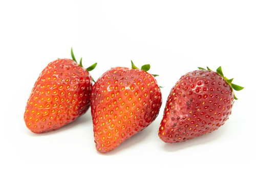 果皮が傷んだ3つのいちご、白背景に並ぶ生鮮食品の品質管理イメージ